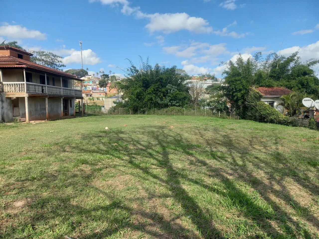 TERRENO 2120MTS COM DUAS CASAS NO CENTRO!! - Foto 2