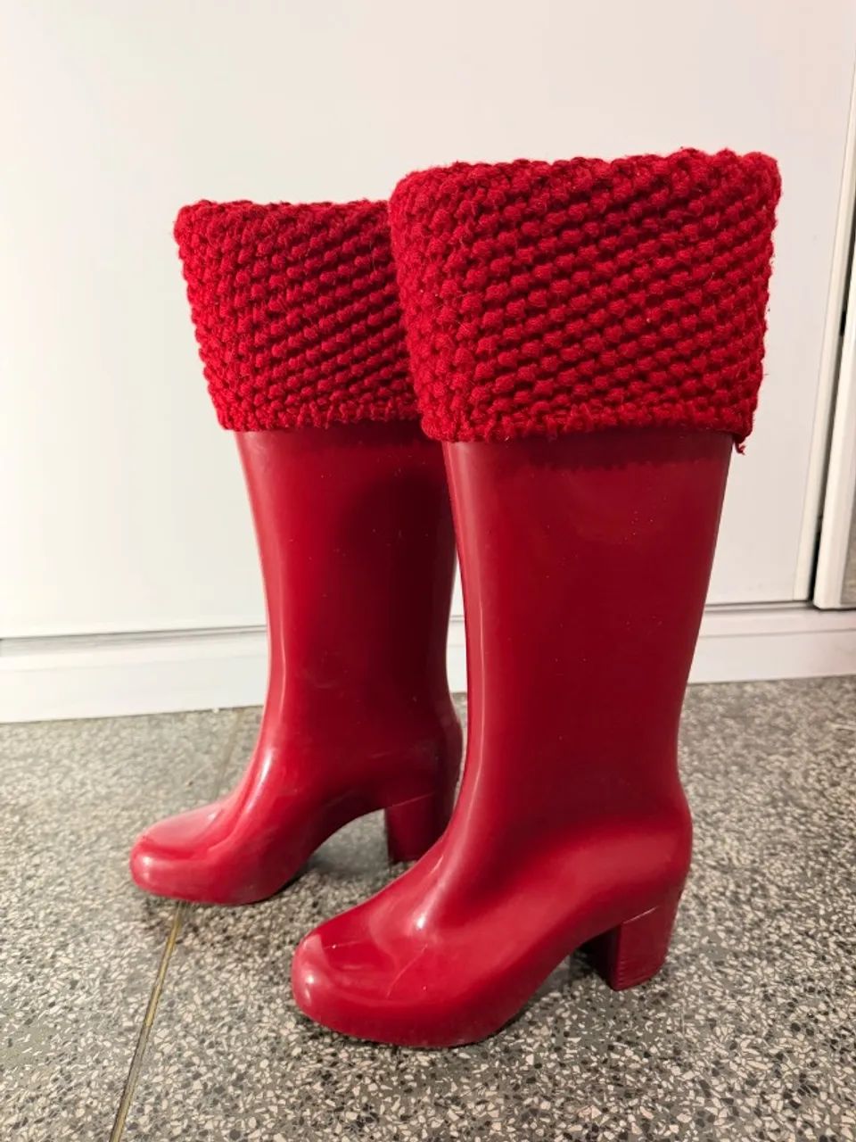 Bota Melissa cano longo e salto vermelha 