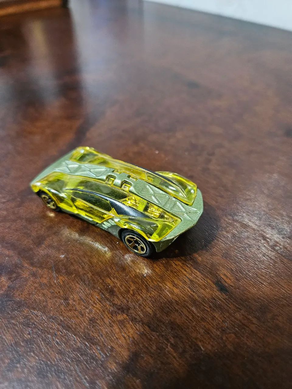 Carrinho Hot Wheels Split Decision Dourado Transparente