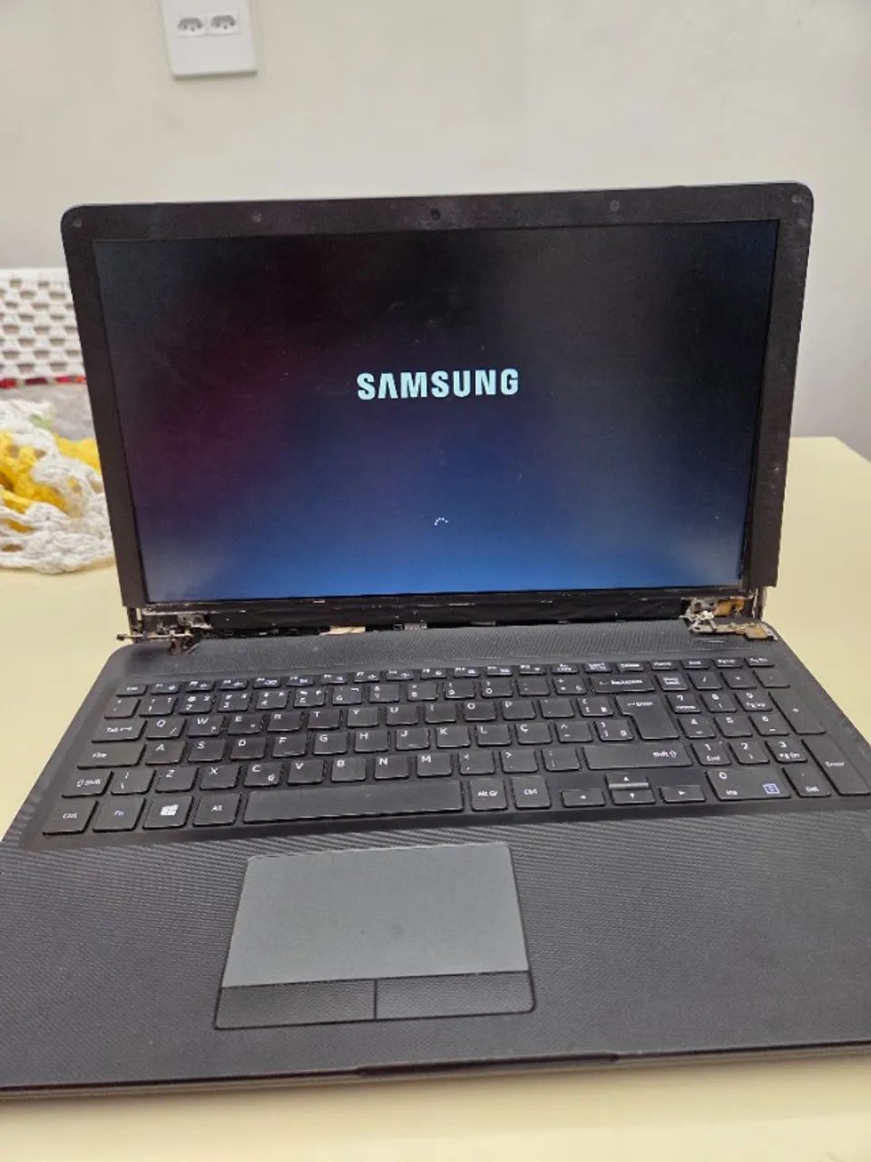 Notebook Samsung funcionando - 4GB RAM - defeitos nas dobradiças - Foto 3