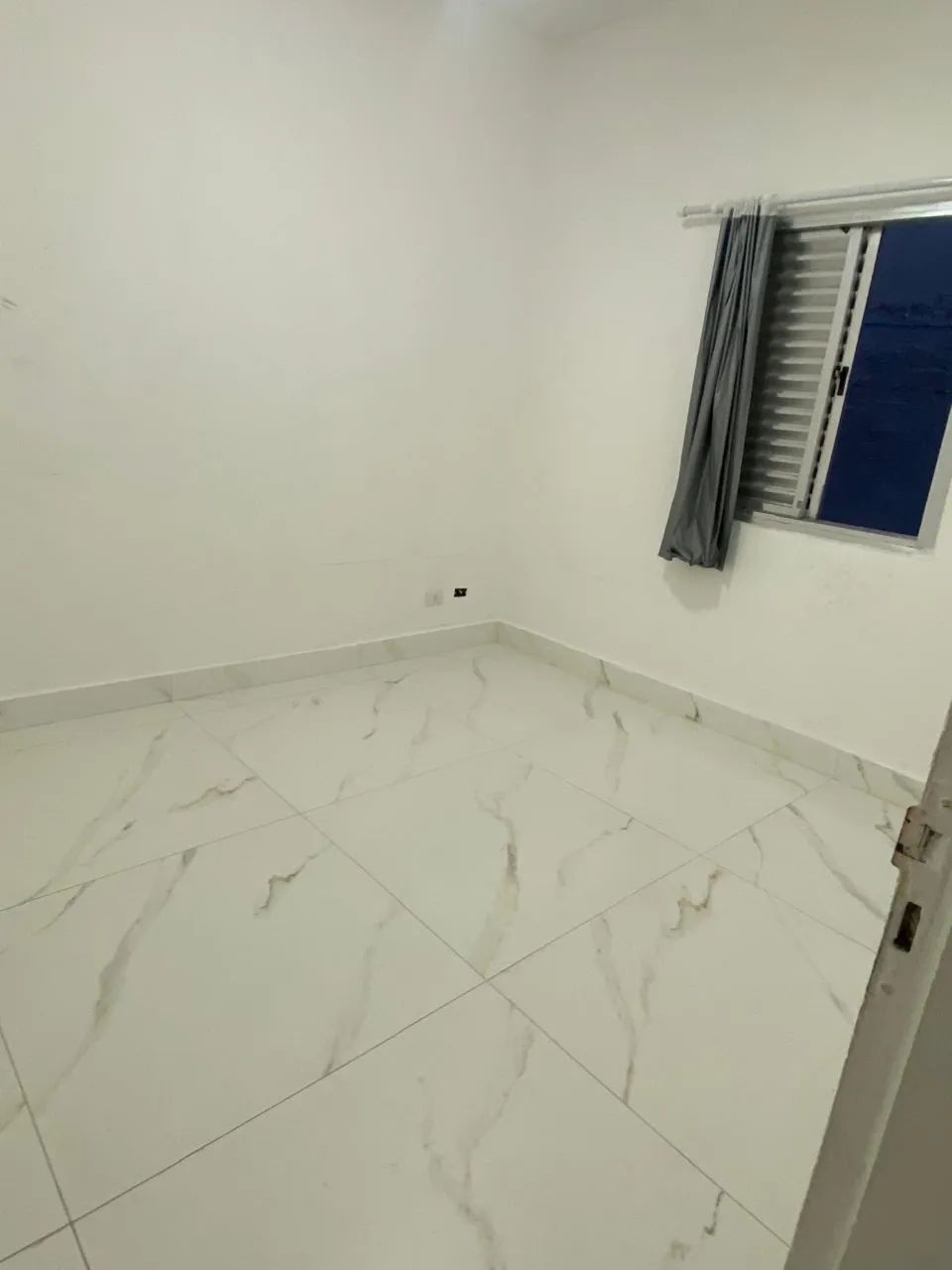 Alugo casa individual 