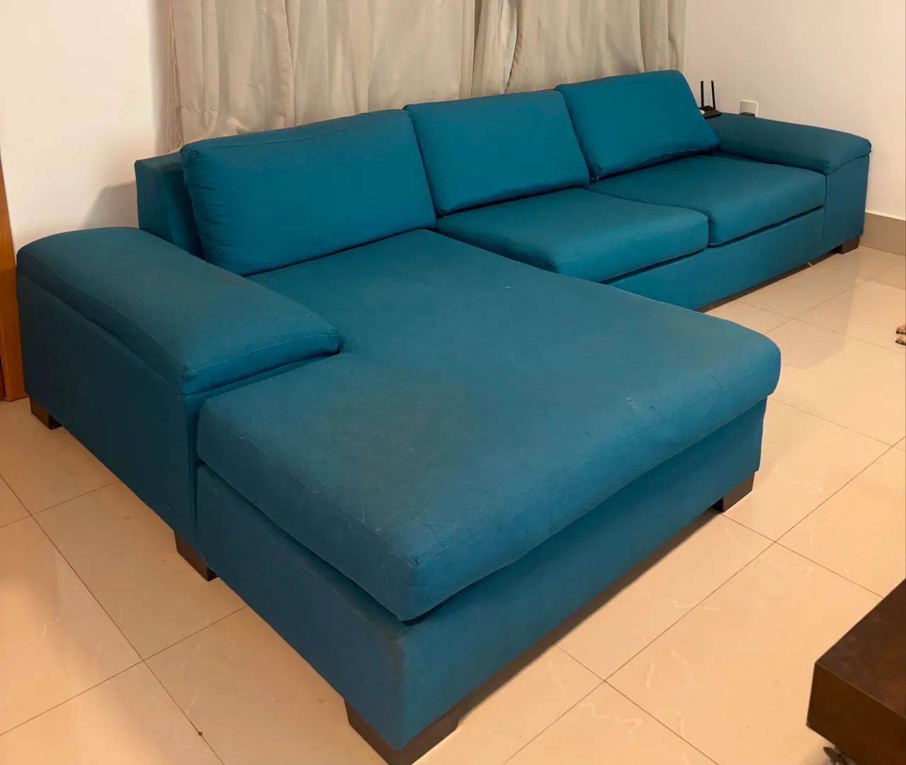 Sofá com Chaise + Poltrona de Brinde