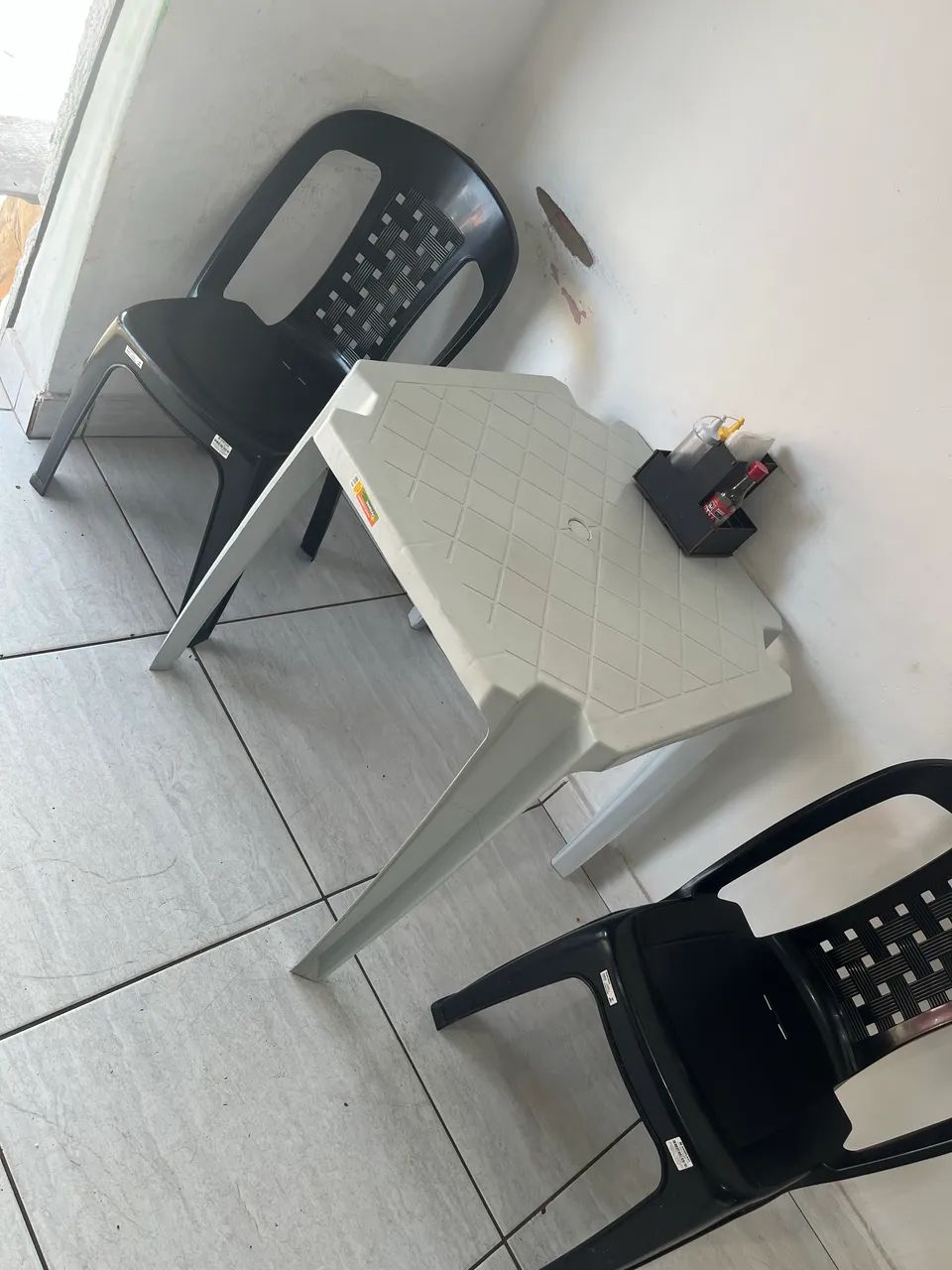 2 mesas com 3 cadeiras 