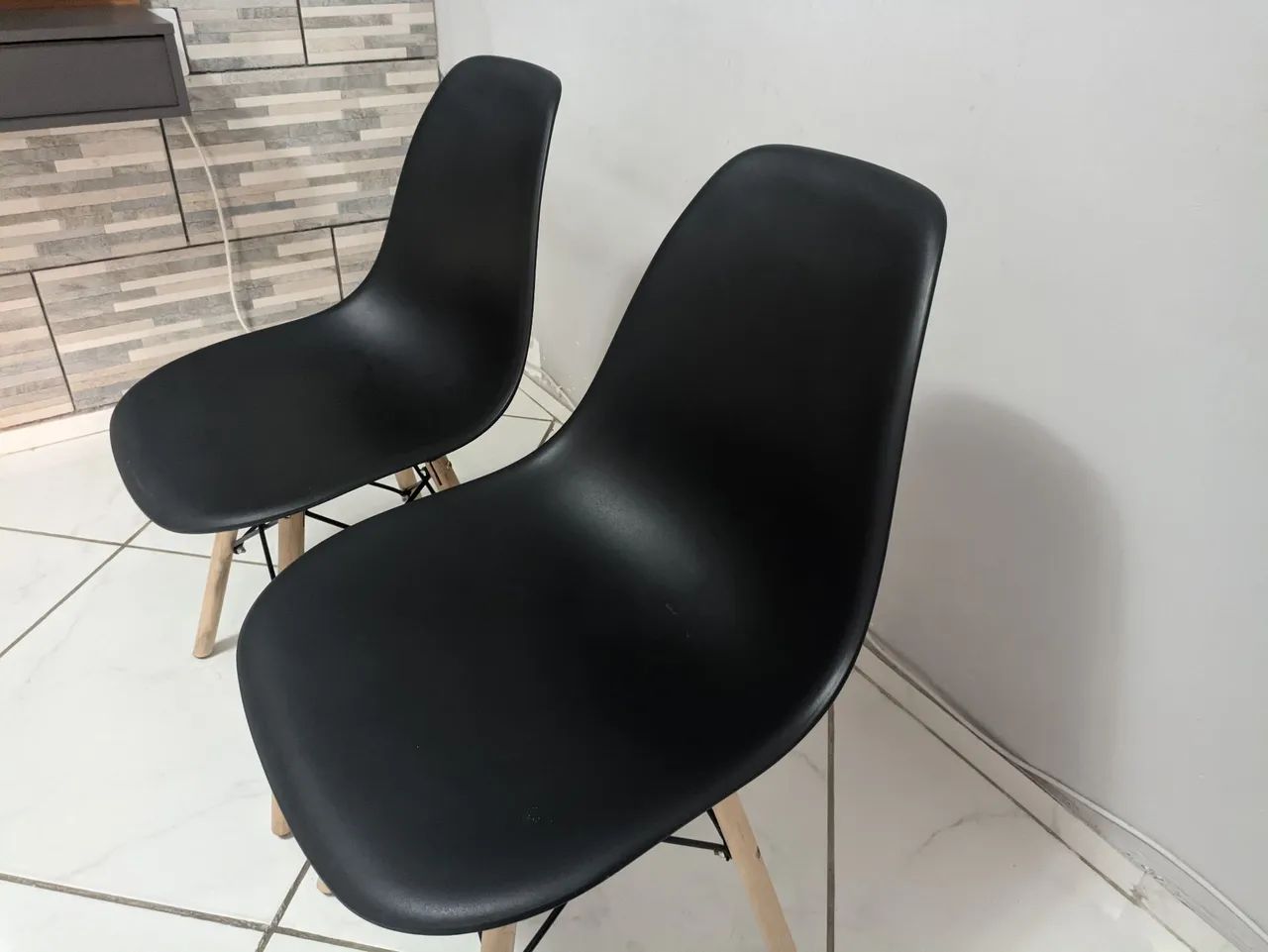 PAR DE CADEIRAS DESIGN PRETO - Foto 4