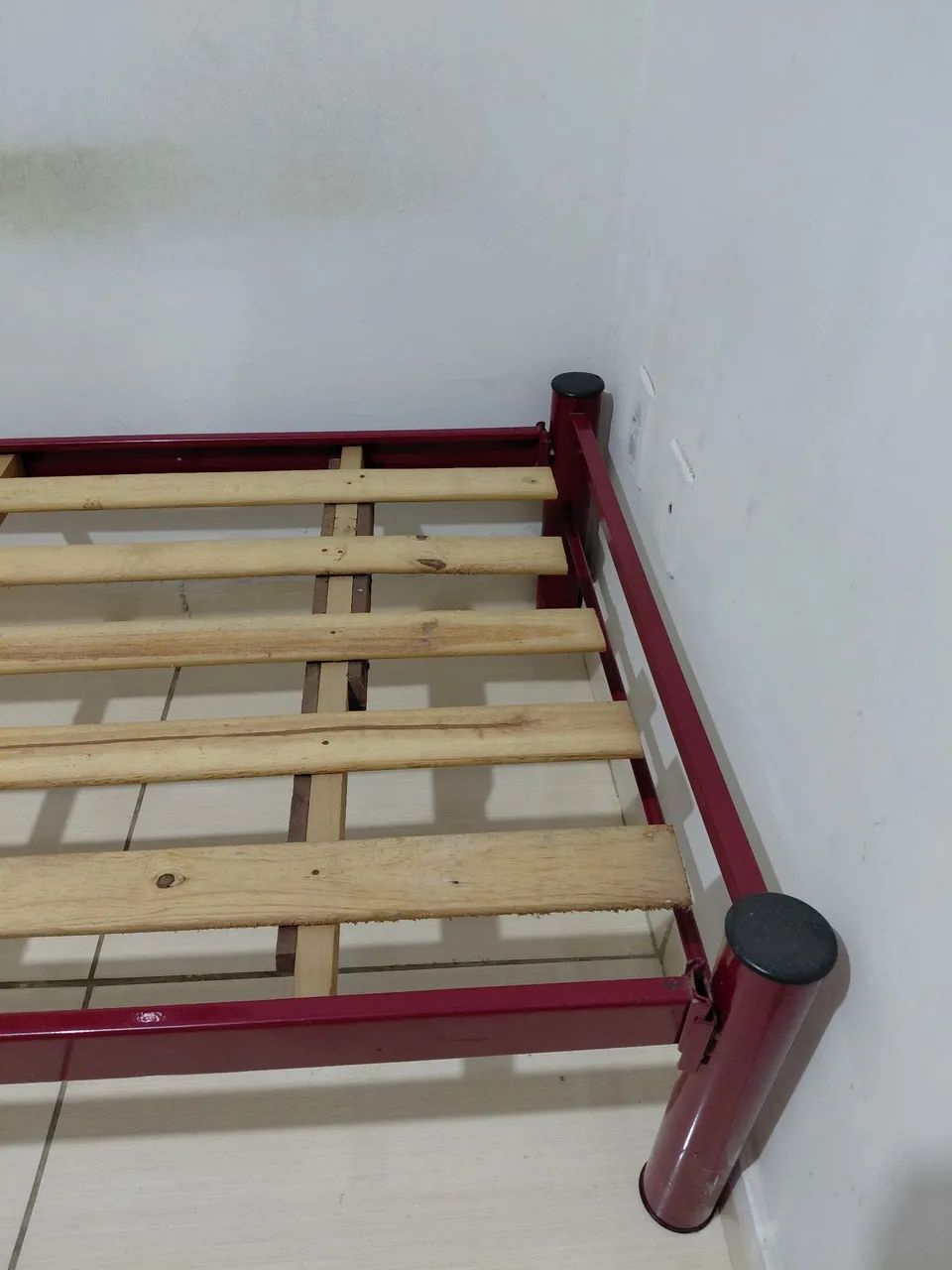 Vendo cama e colchão solteiro 350 os dois  - Foto 2