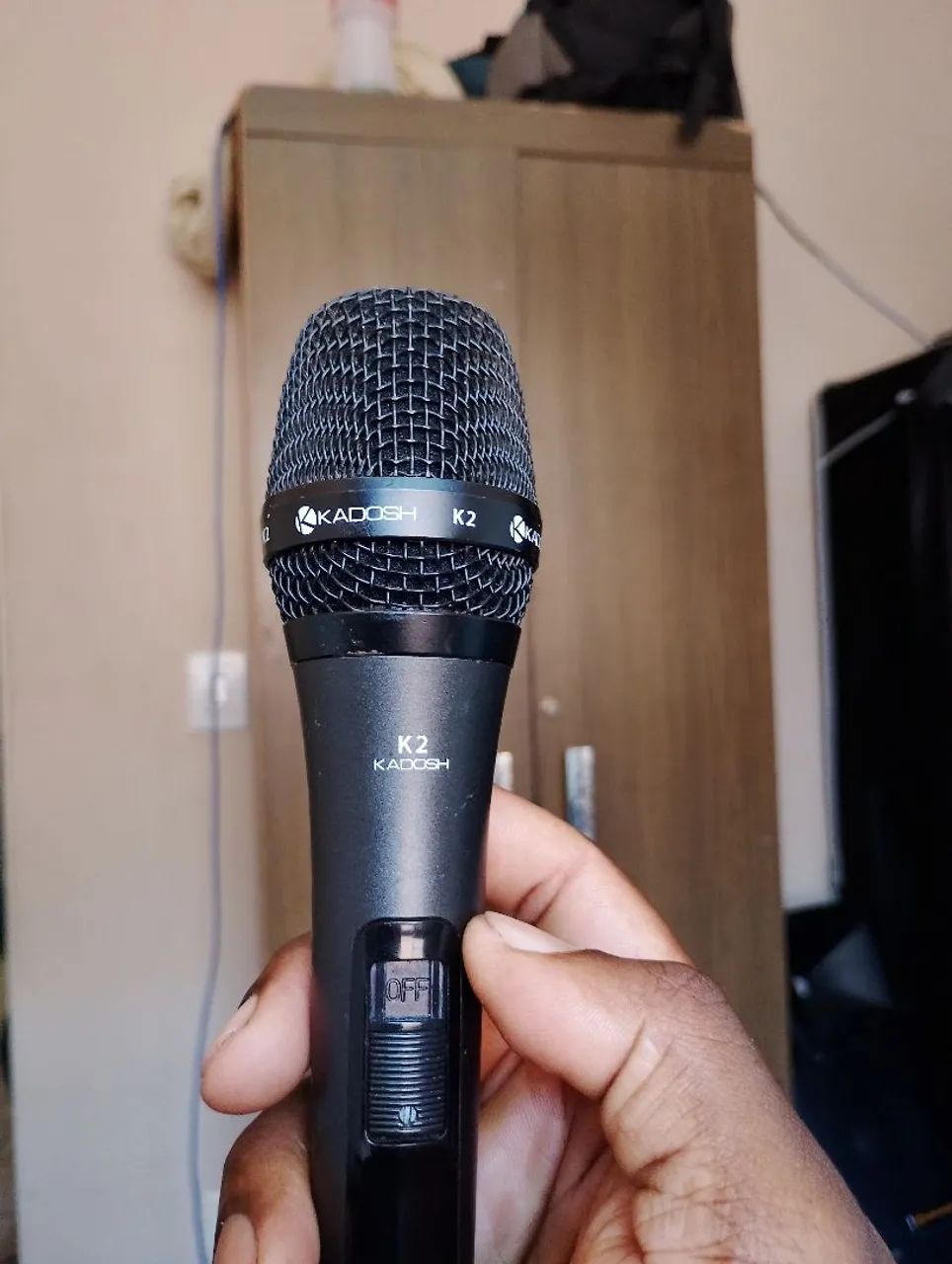Microfone com fio e pedestal 