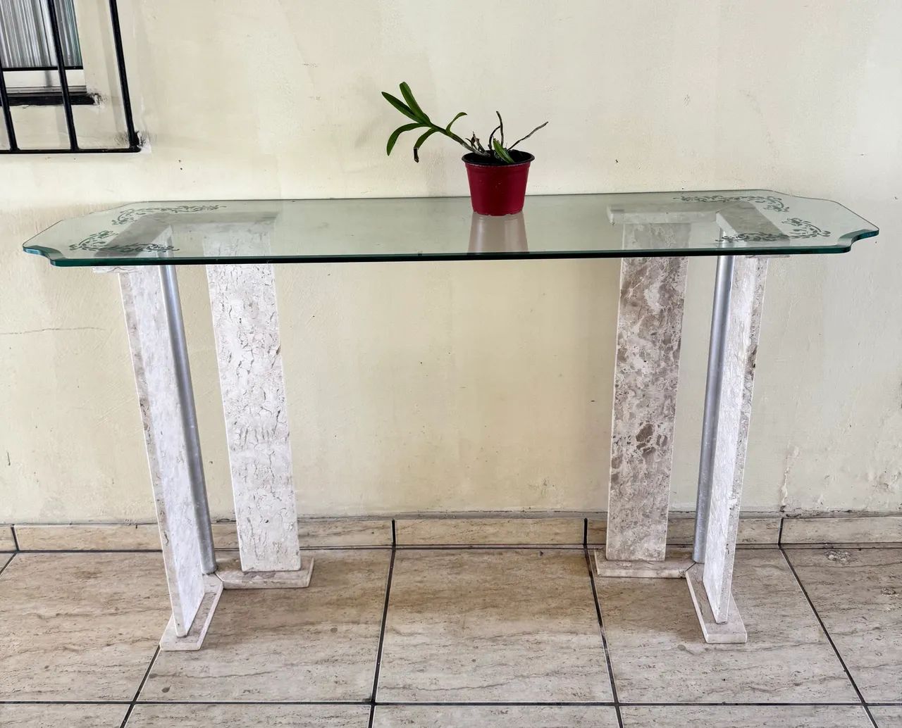 Aparador em Mármore Travertino e Vidro