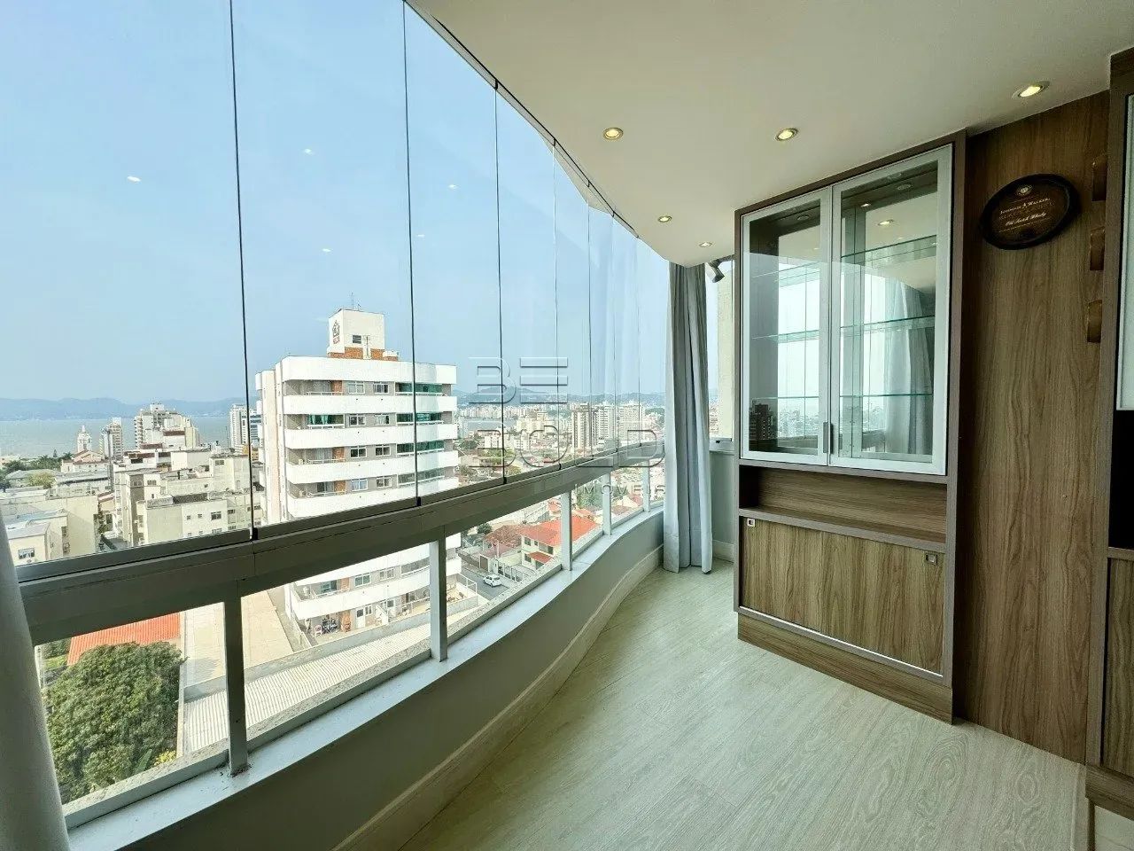 Cobertura duplex com vista mar no Estreito