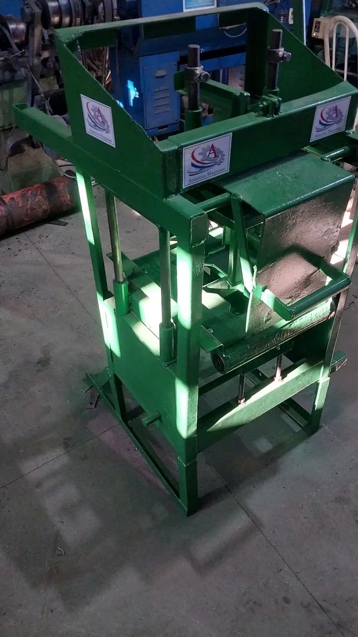 Maquina de  pré-moldado bloco, bloquete, troco em camionete  - Foto 2