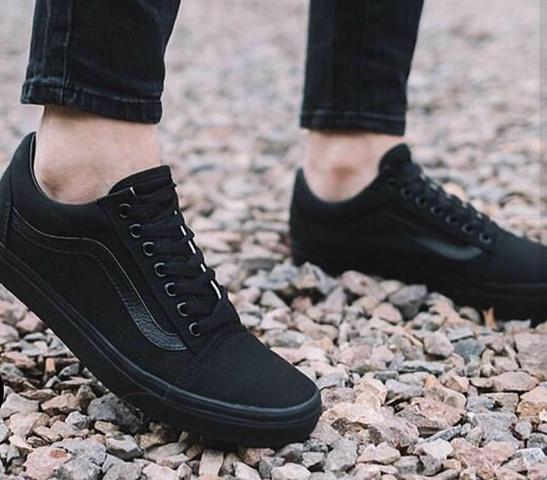 roupa com tenis preto