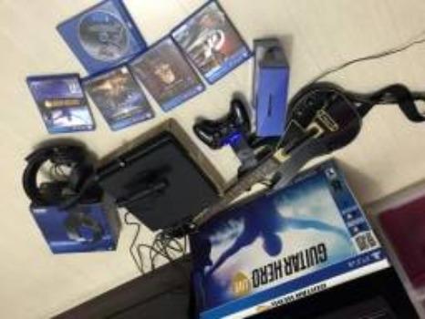 Ps4 slim 1TB 5 games fisicos 2 controles, camera, guitarra e acessórios - Foto 2