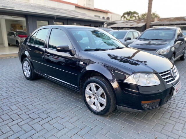 VOLKSWAGEN BORA 2.0 AUTOMÁTICO .