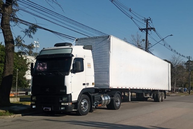 VOLVO FH 380 E CARRETA BAÚ