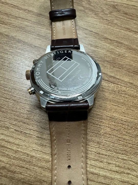 Relógio Tommy Hilfiger Analógico com Visor Branco e Pulseira de Couro Marrom - Foto 4