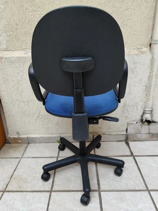 Cadeira Azul com Rodinhas e Braço - Foto 3