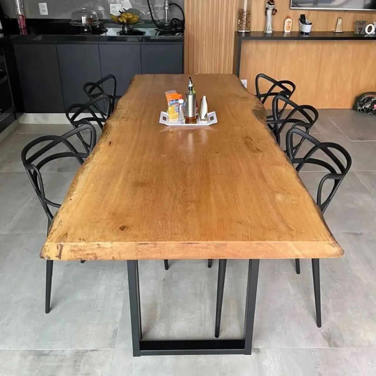 Mesa rústica de madeira 