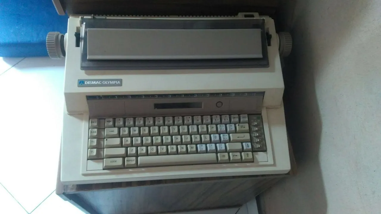 Máquina de escrever elétrica 
