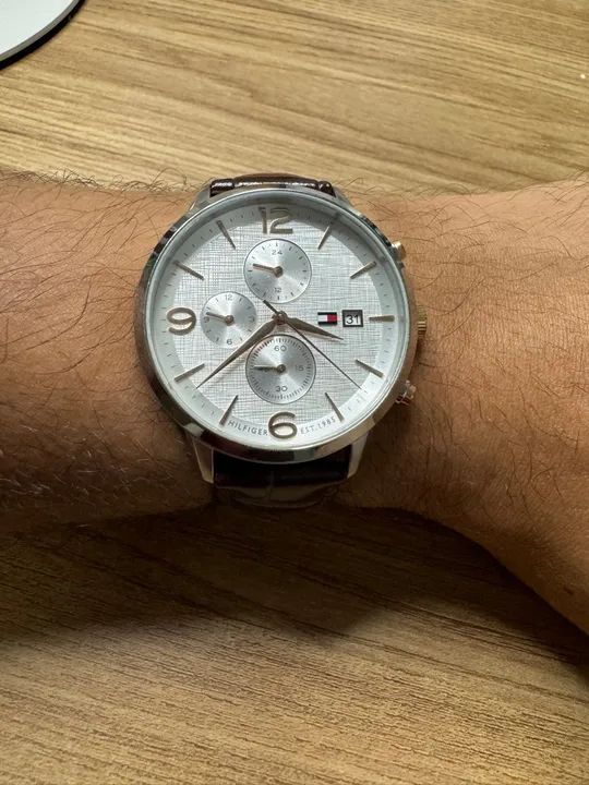 Relógio Tommy Hilfiger Analógico com Visor Branco e Pulseira de Couro Marrom - Foto 3
