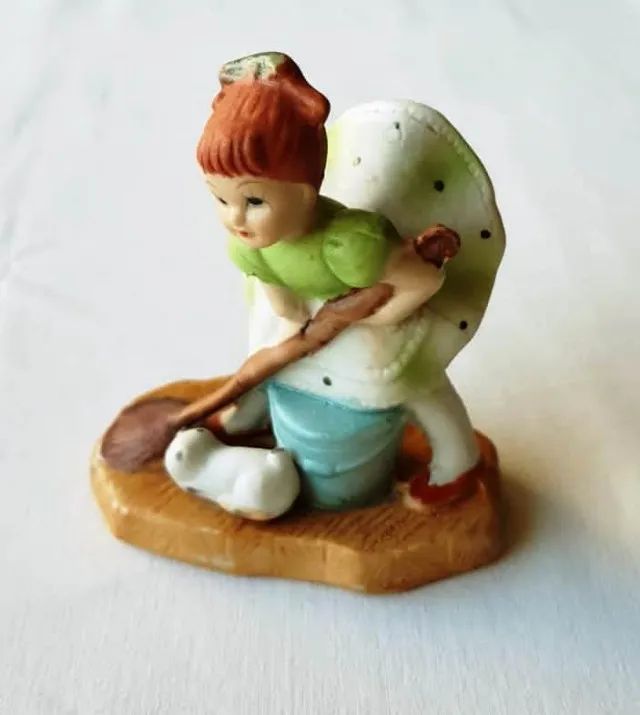 Estatueta Bibelô - Menina Limpando o Chão - Decoração - Usado 
