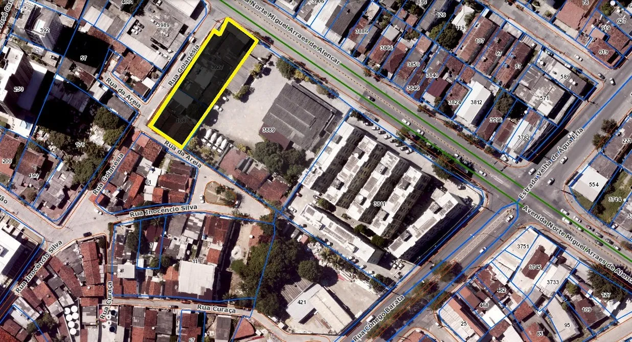Terreno com 1.400m2, com imóveis desembaraçados, livre para construir, com localização est