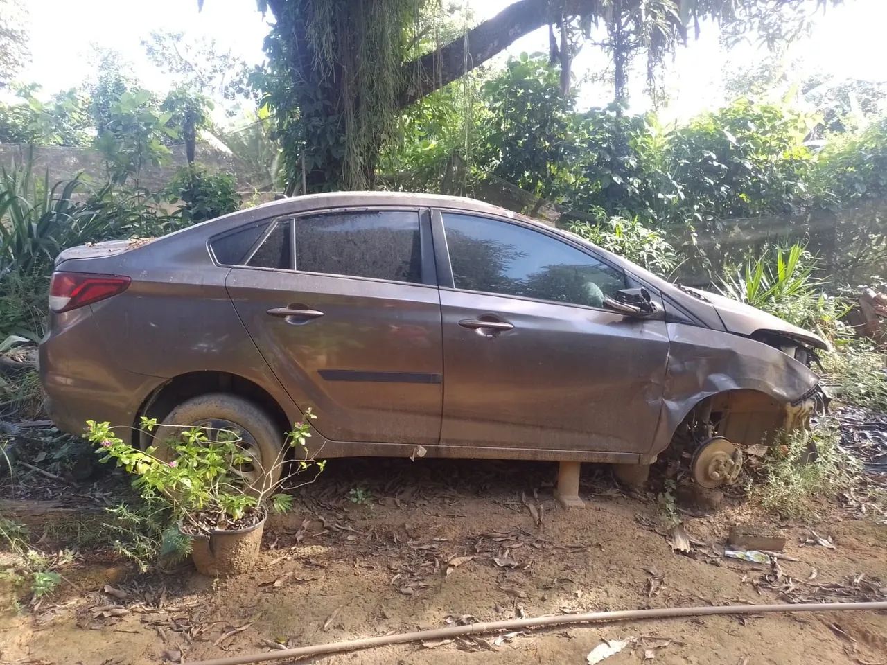 Carro com avarias para venda