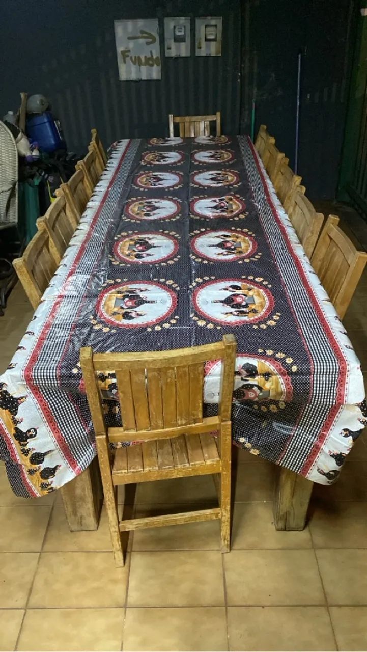 Mesa de madeira com 12 cadeiras  - Foto 3