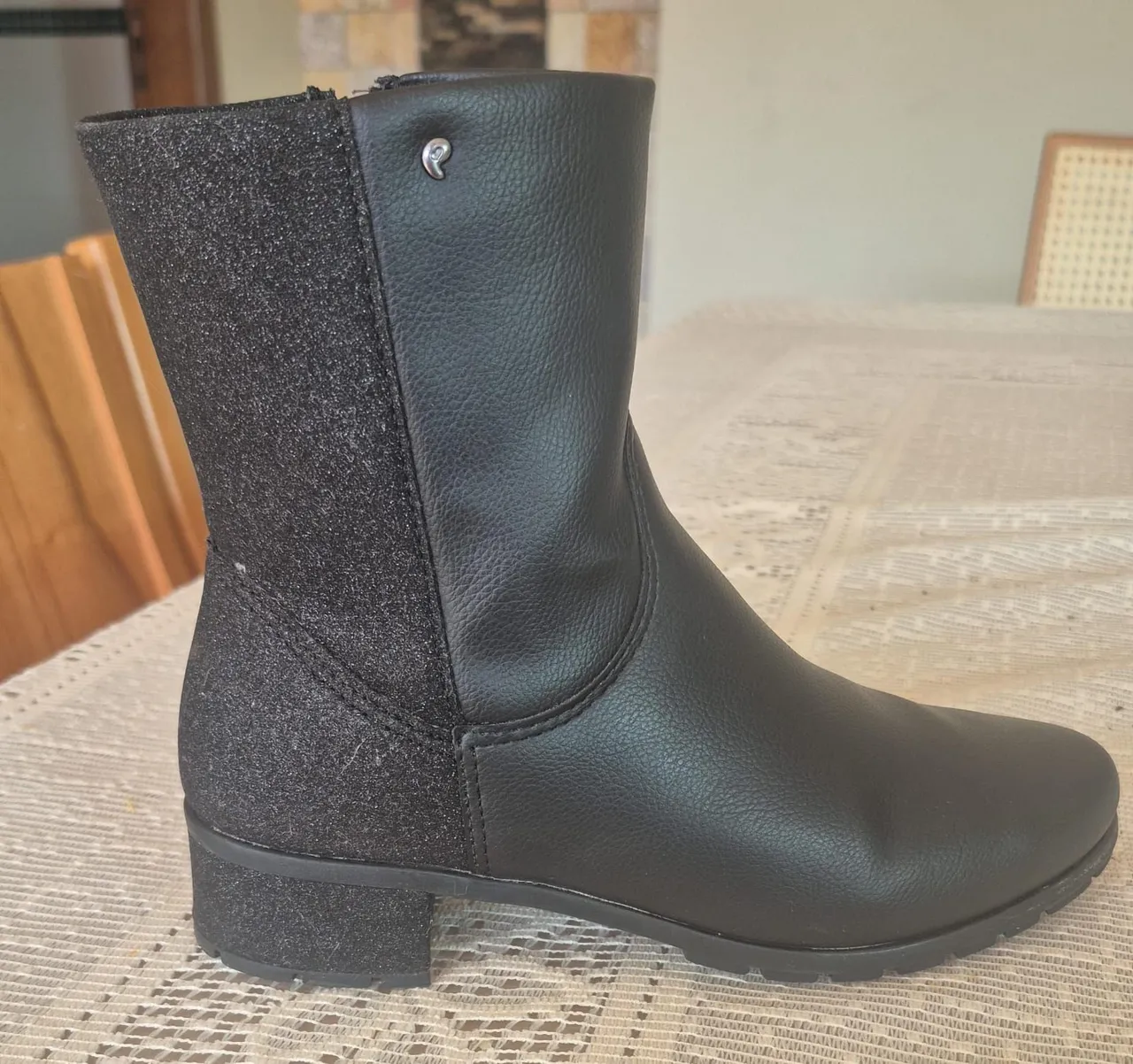 Bota Feminina Preta com Detalhe Glitter