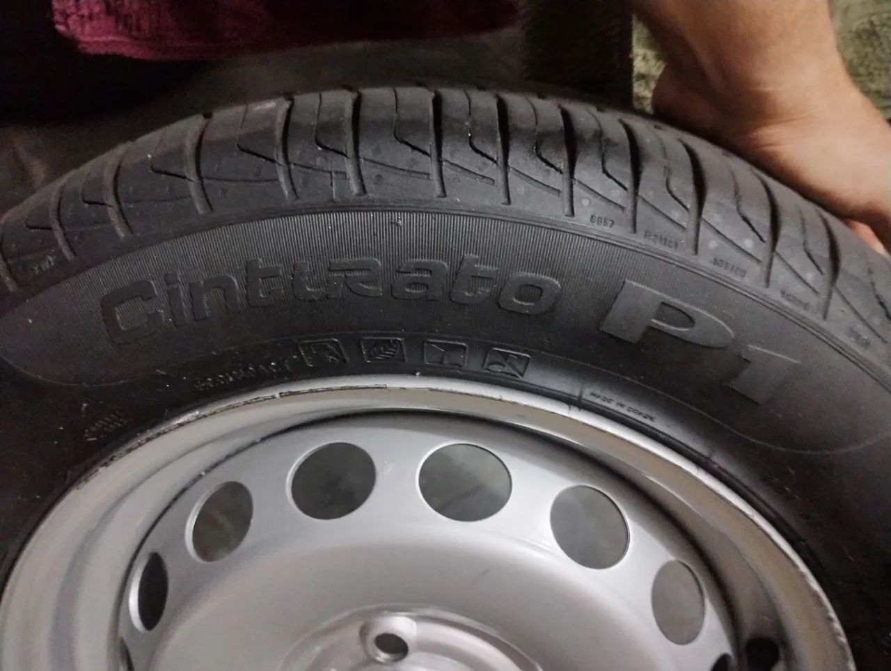 Rodas aro 14 Onix com pneus cinturato p1pirelli 175.65.14 - Foto 4