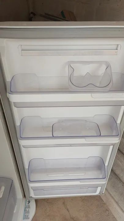 Geladeira Electrolux. Froz fri .  - Foto 4