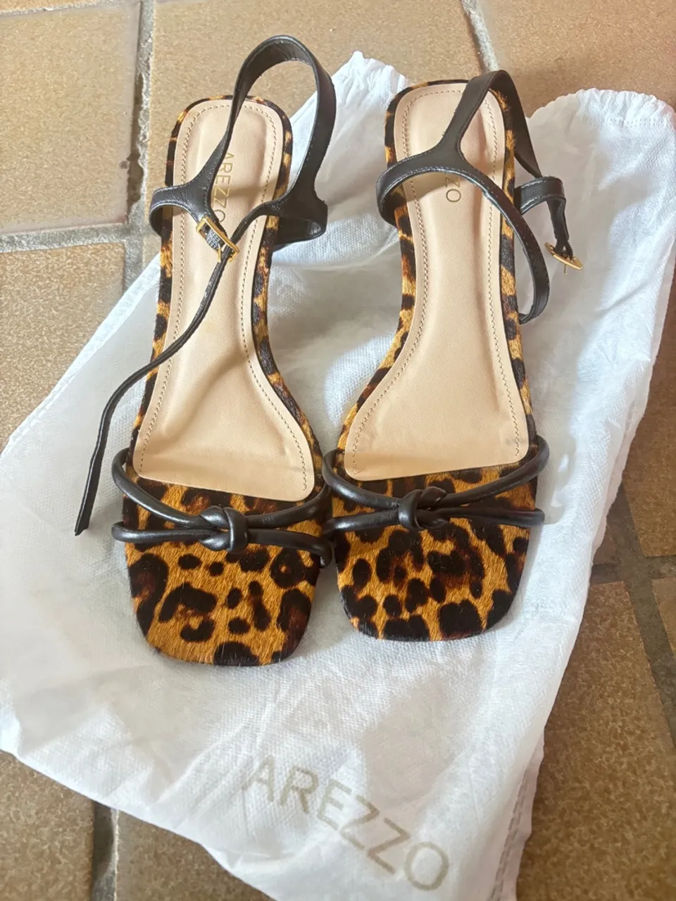 Sandália Arezzo Animal Print - Elegância e Conforto! NOVA