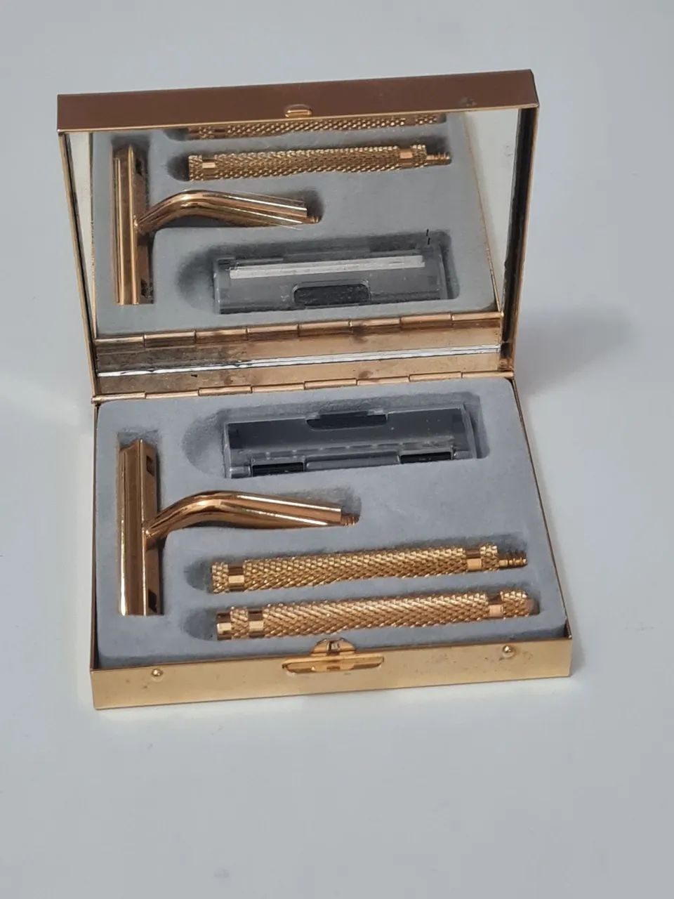 Kit de barbear vintage em caixa dourada - antigo