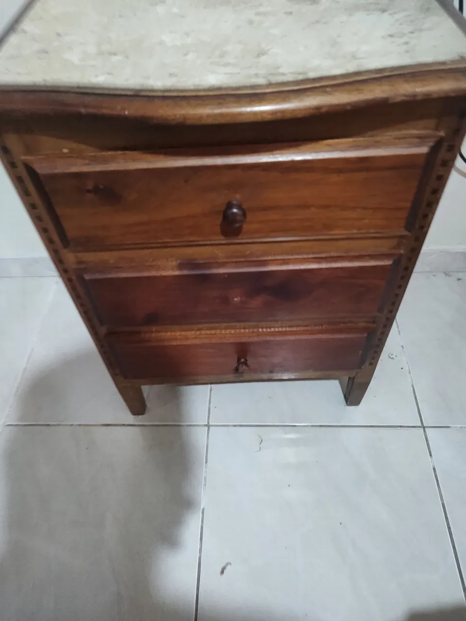 Cômoda de Madeira Clássica com 3 Gavetas