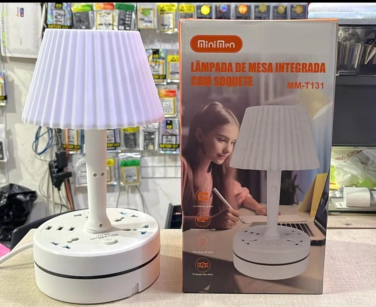 Abajur de Mesa Integrado com Tomadas e USB - MiniMen