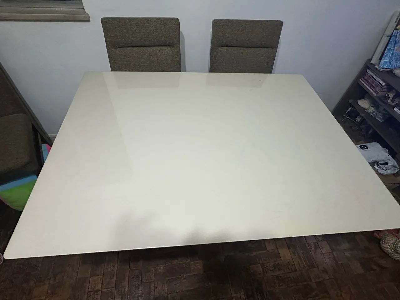 Conjunto Mesa e Cadeiras de Jantar  vídro laqueado off white, base feito em madeira maciça