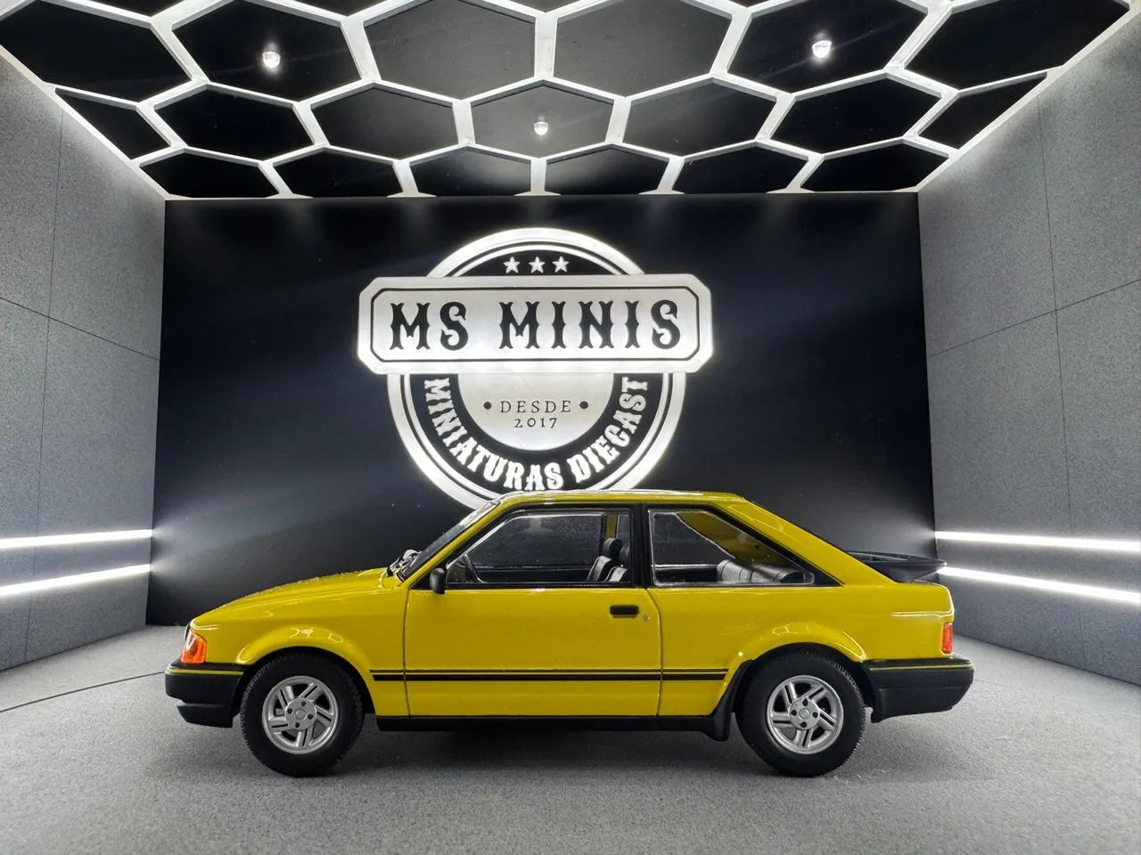 Miniatura Ford Escort XR3 -amarelo escala 1/24 Limitado - Foto 3