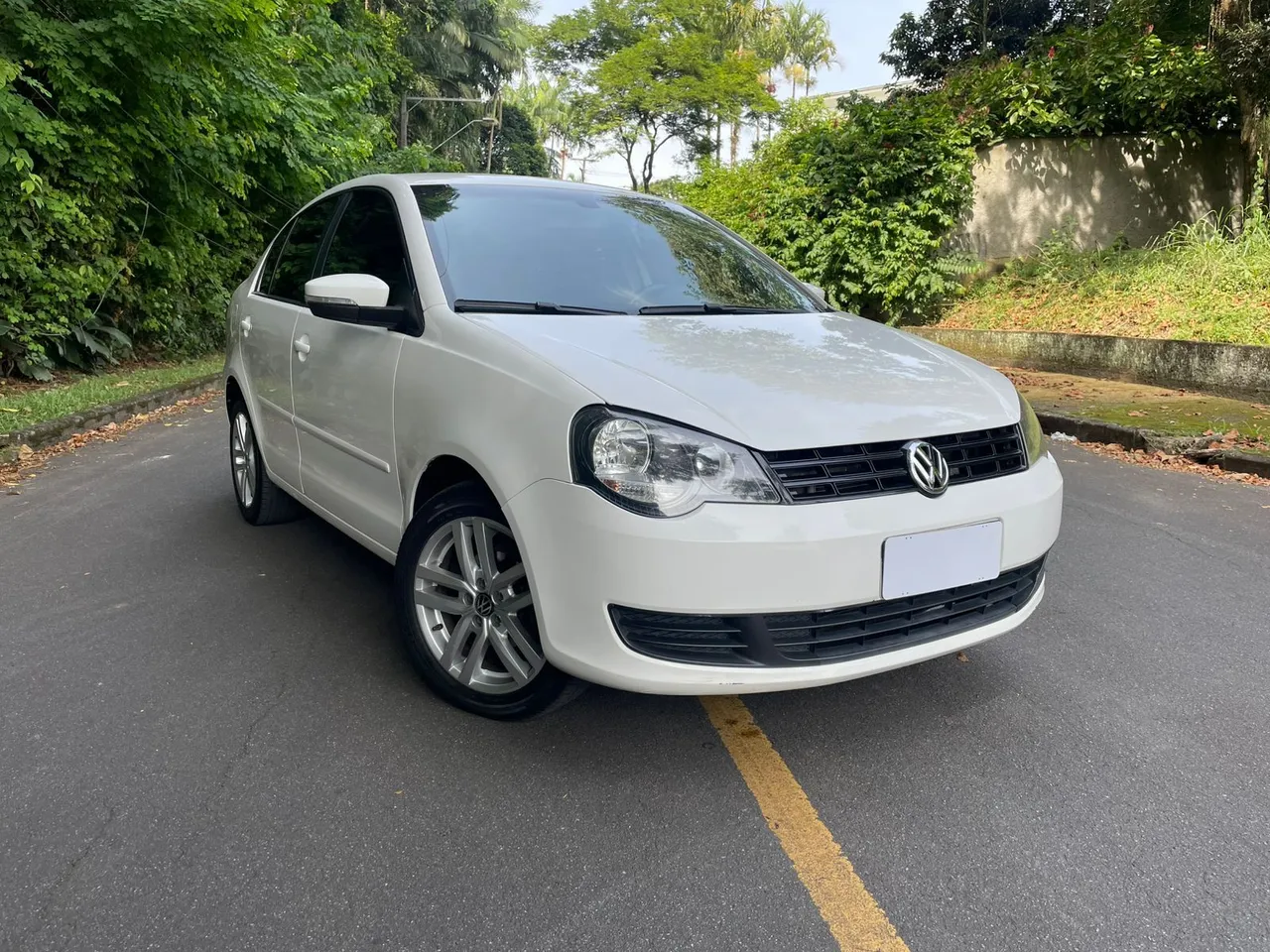 POLO SEDAN (COMFORTLINE) 1.6 8V - 2013 - COMPLETO - SEM LEILÃO E SEM SINISTRO 
