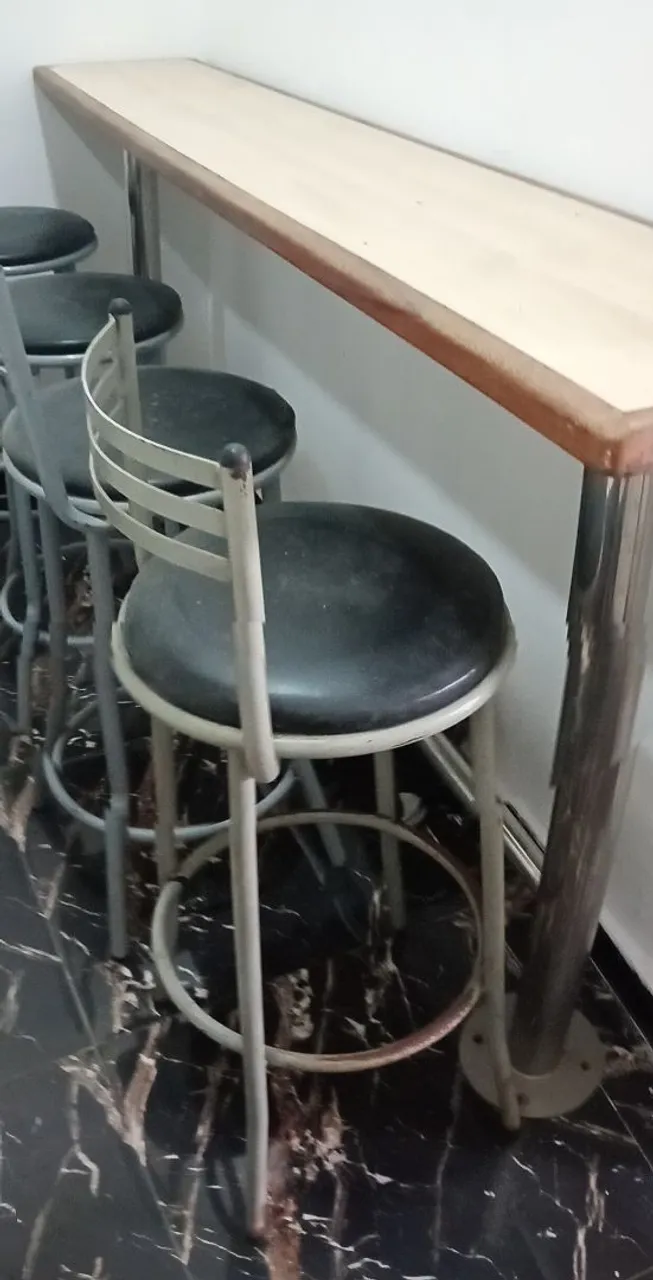 Conjunto de Bancos e Mesa para Bar/Lanchonete