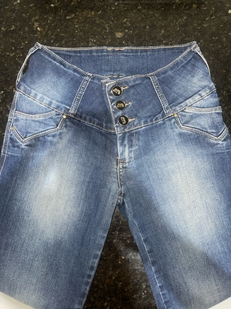 Calça Jeans Cintura Alta Detalhada 