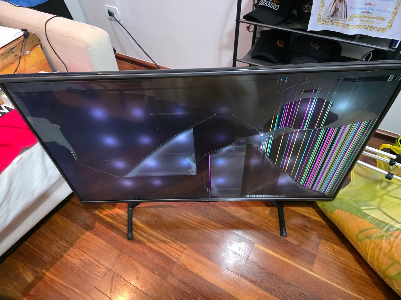 TV com tela quebrada - Para retirada de peças