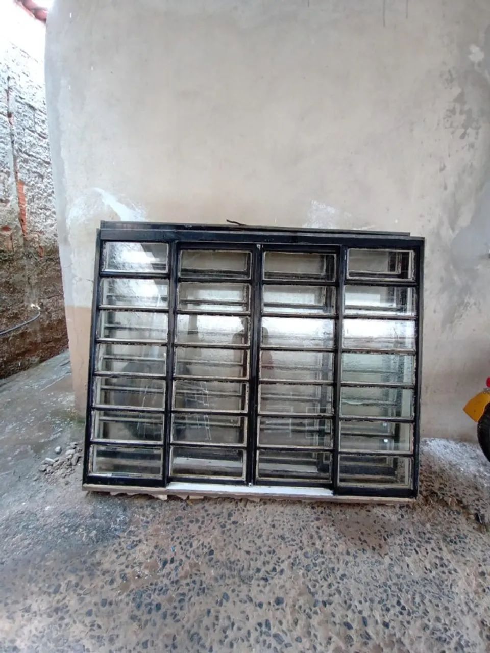 Janela de Correr com Vidros - 150x119cm - Semi Nova