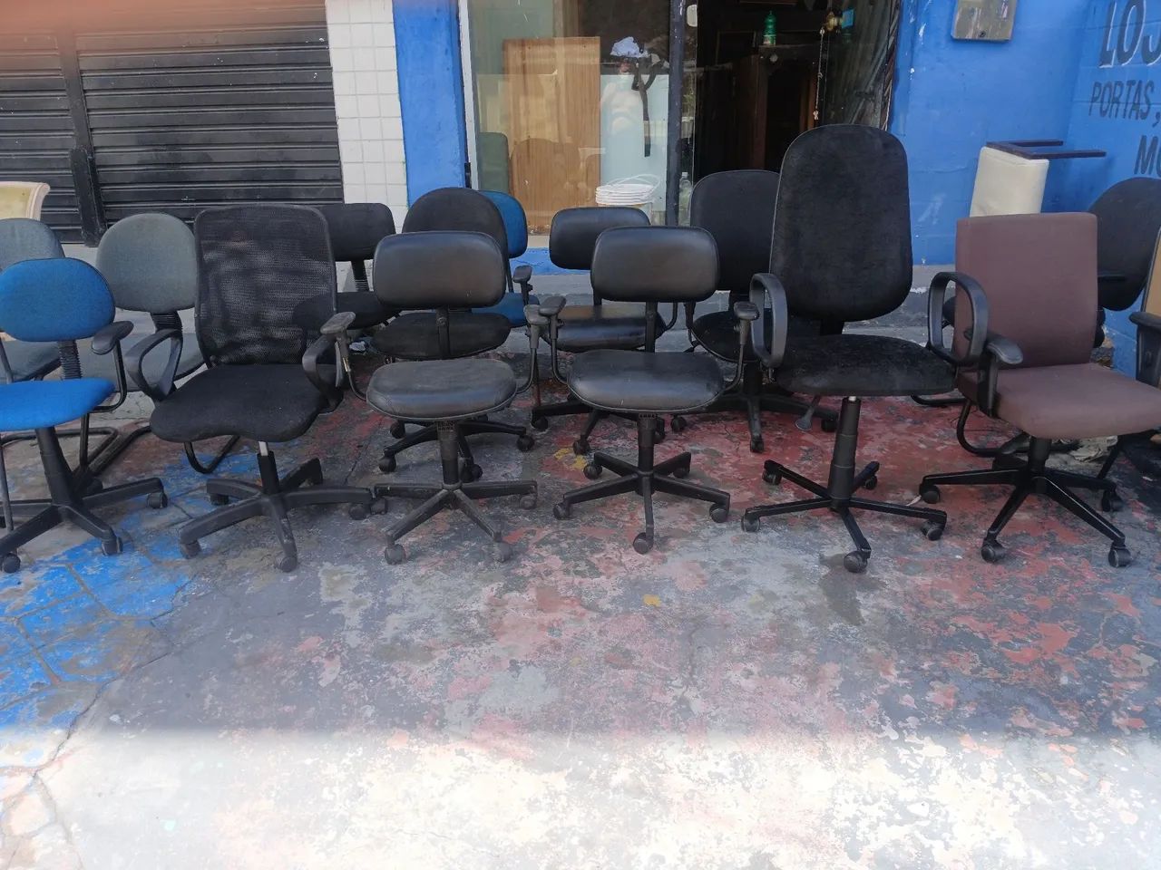 Várias cadeiras giratoria ou não 