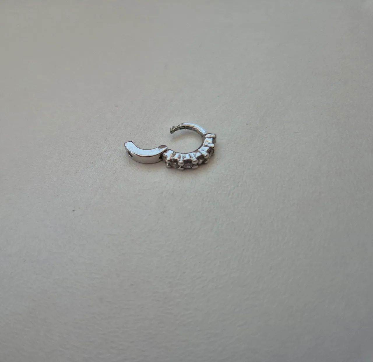 Piercing argola cravejada