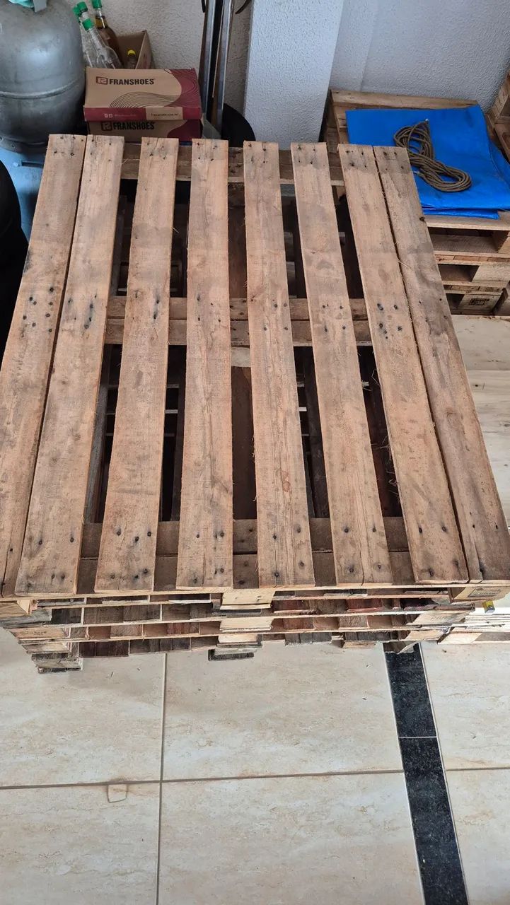 Pallets seminovos, reforçado, madeira eucalipto, medida 1.20 MT por 1mt, entrego com taxa. - Foto 4