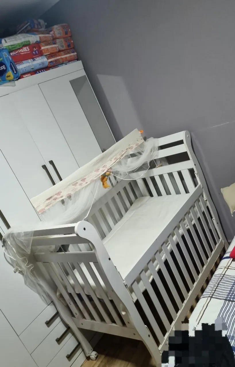 Berço de Bebê Branco com Mosquiteiro