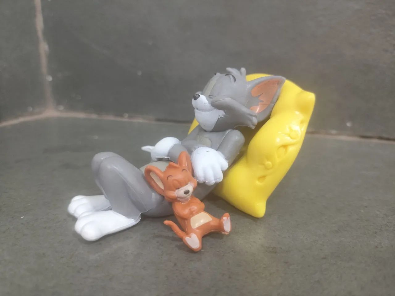 Tom & Jerry - Boneco Tom dormindo com Jerry