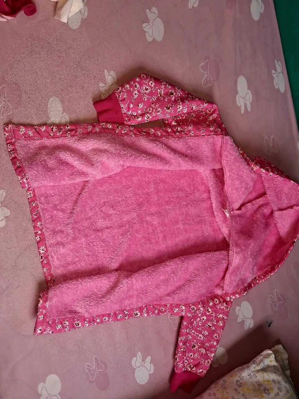 Casaco infantil Rosa com flores Peluciado Semi Novo Tamanho 6 anos  - Foto 4