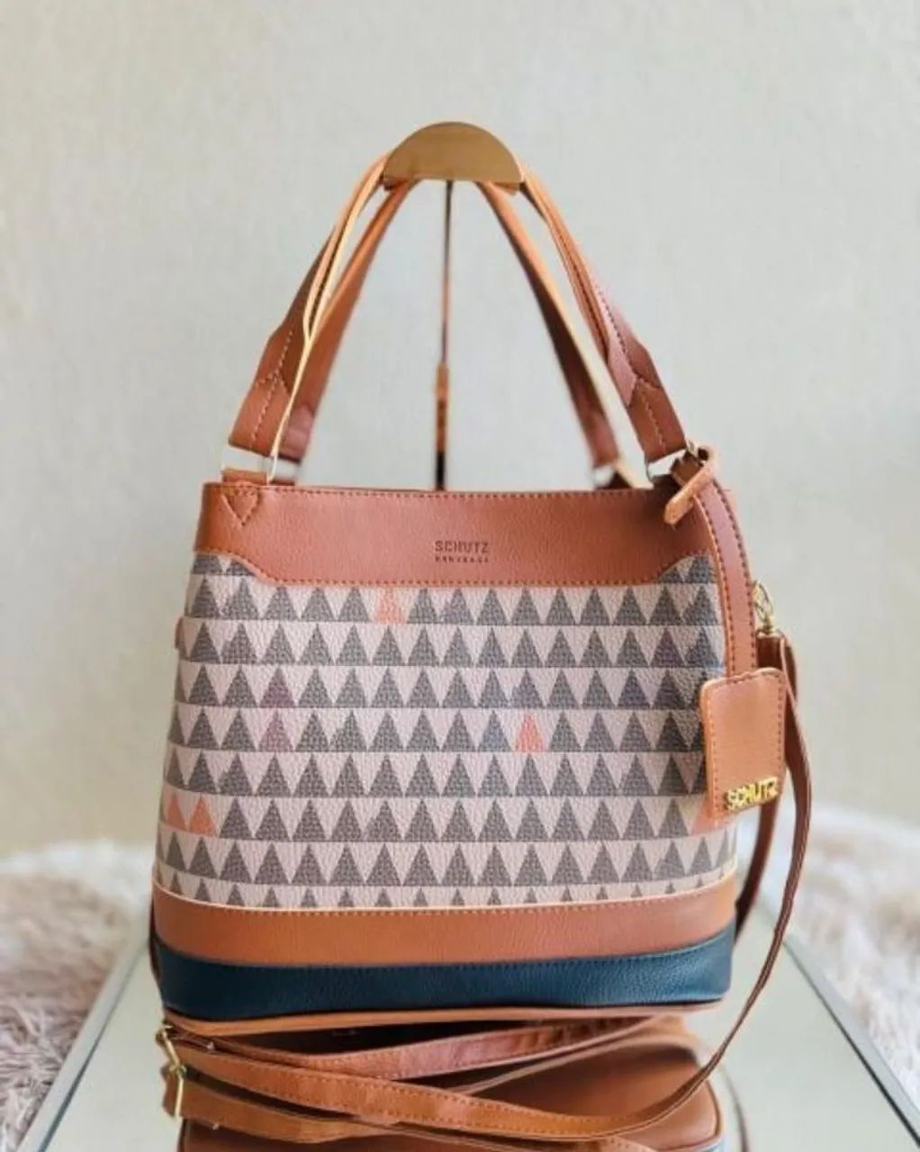Bolsa Schutz triangle estampada com alça de ombro e mão - Foto 3