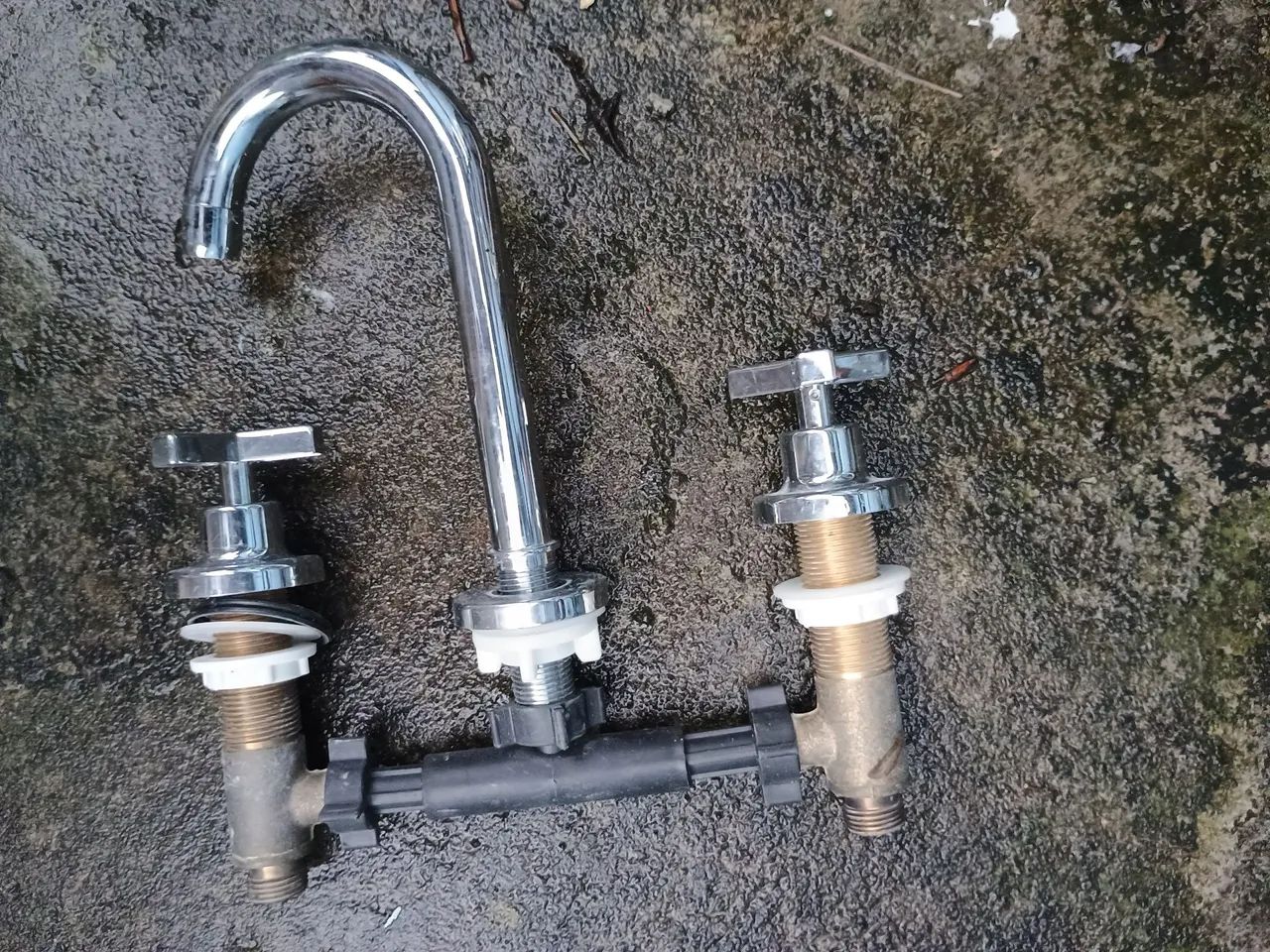 Torneira quente fria 
