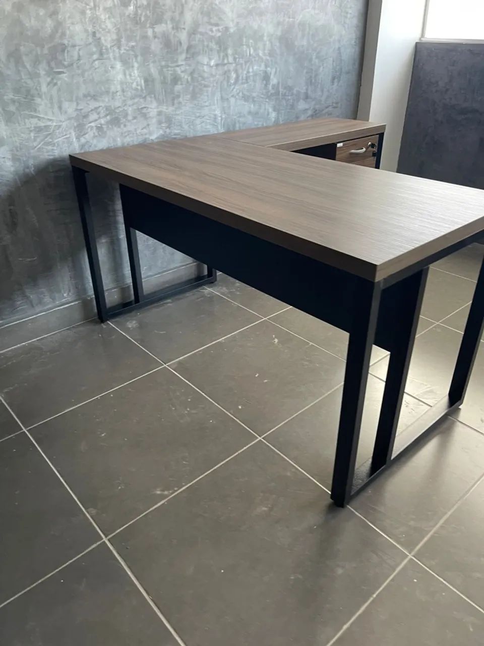Mesa em L 1.50x1.60 com Gavetas para Escritório - Foto 3