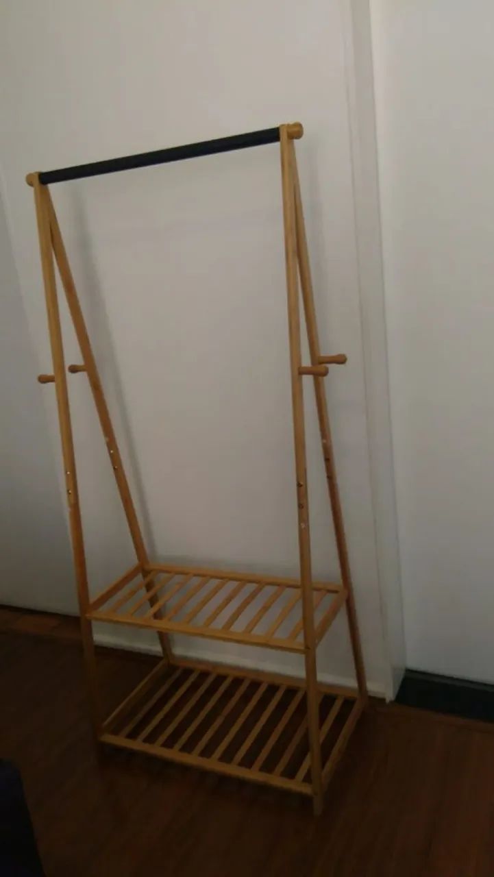Arara de Roupa em Bambu - Design Moderno